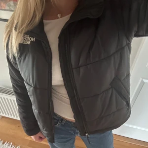 North Face Jacka - The North face pufferjacka i strl M🤍🤍den är använd men i bra skick💕perfekt nu till både höst och vinter!!