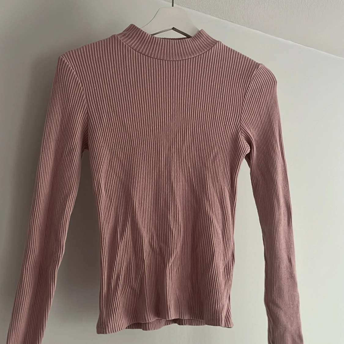Rosa ribbad tröja