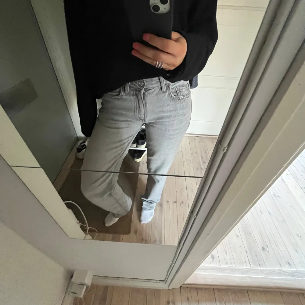 Säljer nu dessa gråa Gina jeans i storlek 32. Mid waist/lowwaist raka. Hör av er för frågor eller flera bilder 💓. Jeans & Byxor.