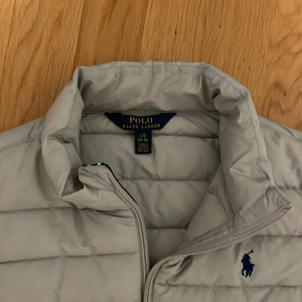 Säljer nu min vita ralph lauren väst då den inte passar längre. Har andvänt den i ksk 3-4 mån men inte för mycket det är size small. Tröjor & Koftor.