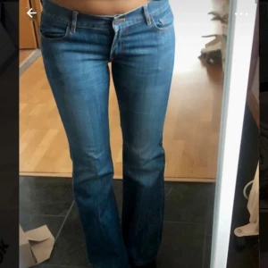 Lågmidjade jeans  - Supersnygga lågmidjade jeans i storlek S, midjemått rakt över är 39 cm och innerbenslängden är ungefär 75 cm❤️ mycket bra skick 