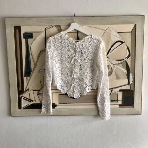 Brudbolero brudjacka bröllop  - En fantastisk vacker vintage spets brud topp/jacka/ bolerojacka att ha ex över en armlös brudklänning. Skräddarsydd och skulle uppskatta den passar en 36/38 Mycket fint skick!