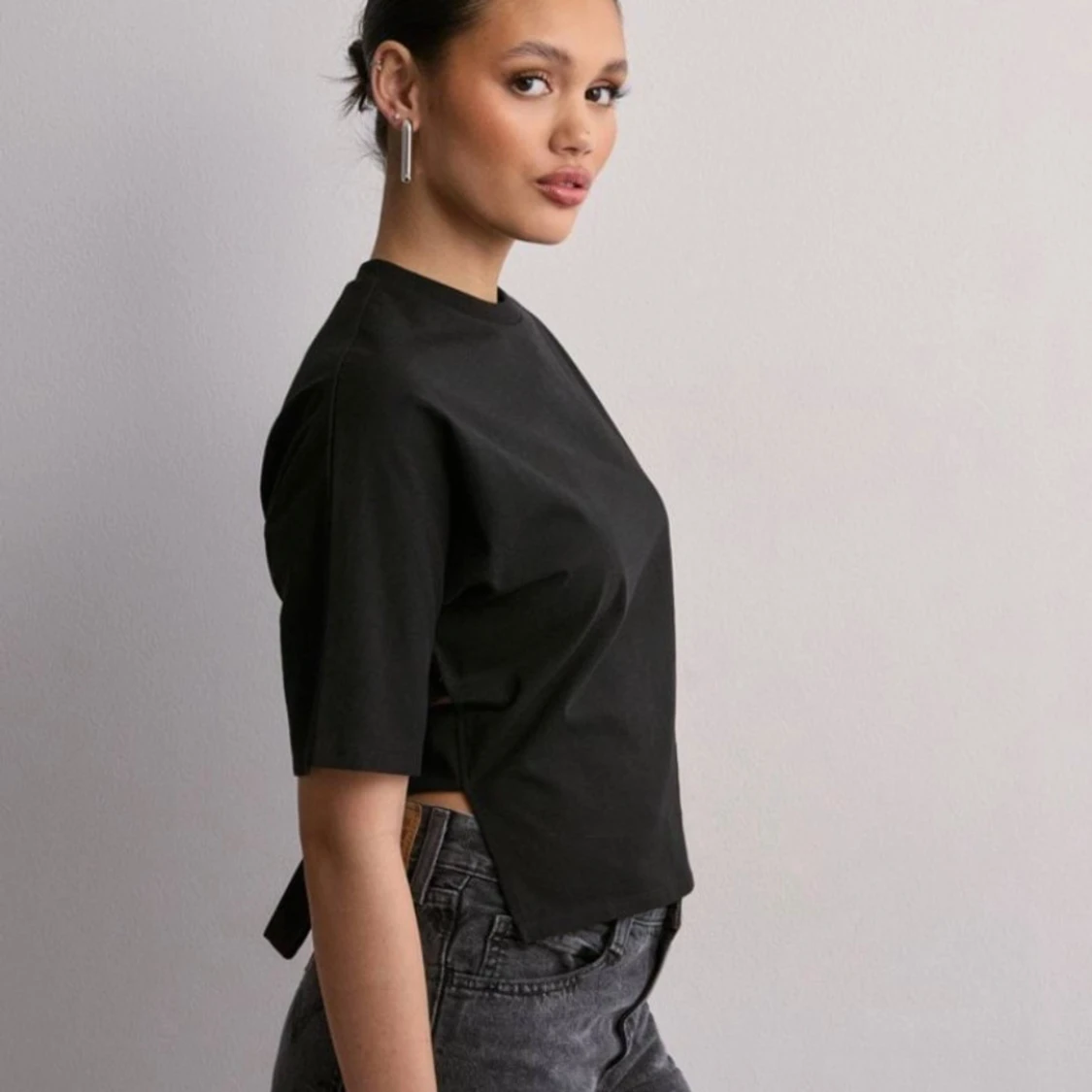 Svart croppad topp med knyt - 90