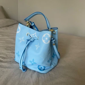 Väska - Blå väska med massa bra fack i. Axelbandet går att förlänga och dustbag ingår!