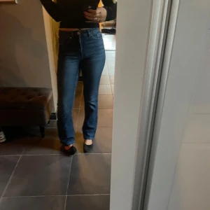 Mörkblå bootcut jeans - Superfina mörkblå bootcut jeans i skönt stretchigt material. Köptes på Kappahl för nått år sedan för 500kr men är sparsamt använda.
