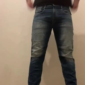 replay blåa jeans - I nyskick, inga defekter, pris kan diskuteras. Säljer åt min kille då de ej passar honom längre. 