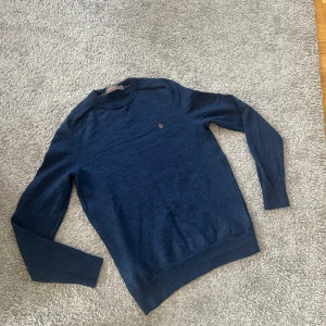 Morris tröja  - Morris tröja i så gott som nyskick. Storlek m men skulle säga att den passar s