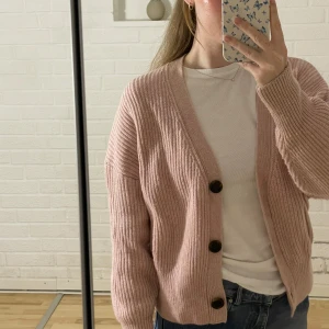 Stickad kofta rosa  - Stickad kofta i beigerosa, knappt använd i storlek s