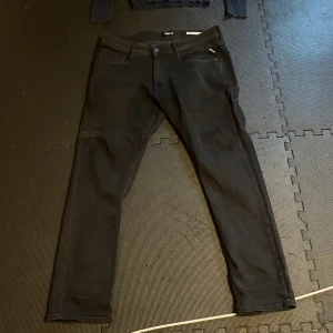 Replay & Morris tröja  - Säljer båda dessa plagg. Hör av dig om frågor eller fler bilder. Jeansen är i storlek w32 och tröjan i storlek M