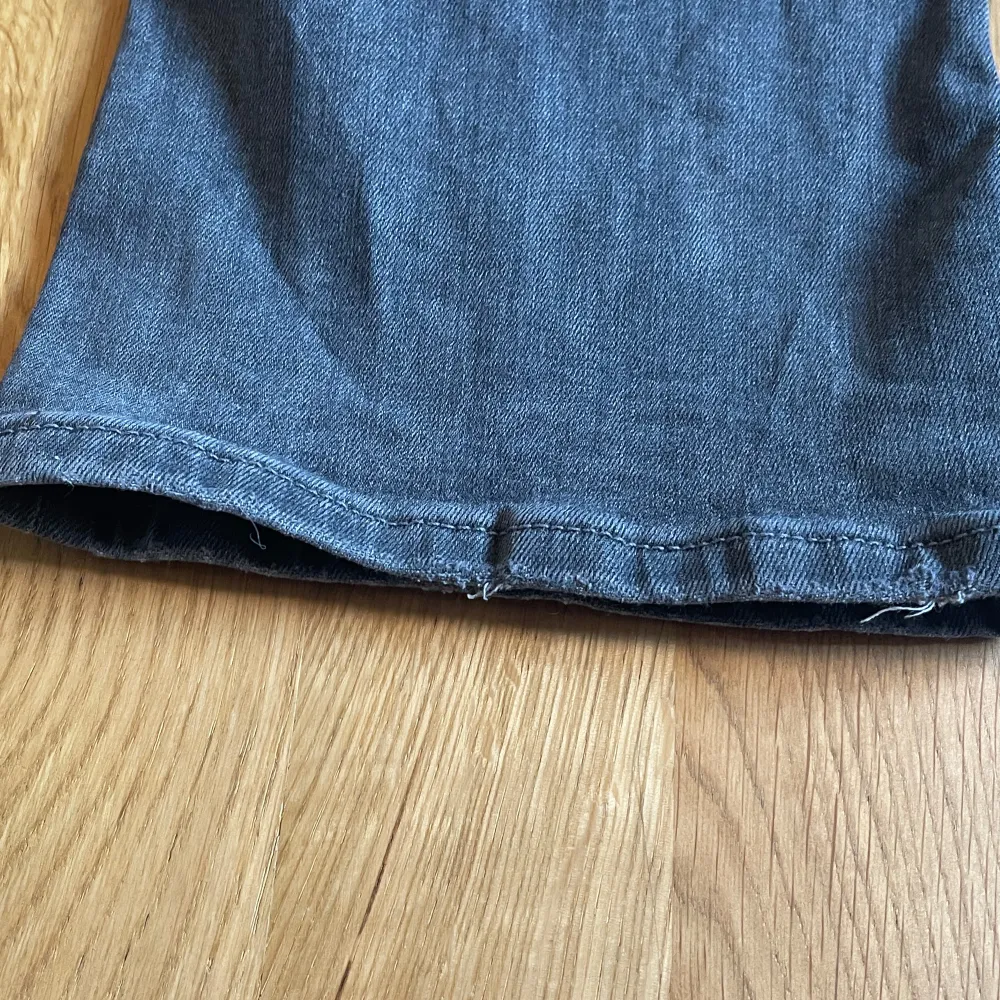 Mörkblåa jeans modell Bootcut från Gina i storlek 164. De är lite slitna uppe i midjan och nere vid benen annars ganska bra skick. . Jeans & Byxor.