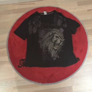 Ed Hardy tröja  - Ed Hardy tröja i mycket bra skick uppklippt nedtill för att passa i längden skriv kring frågor om mått o liknande 