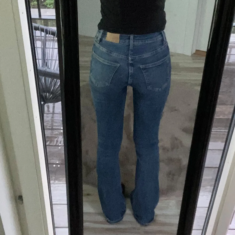 Jätte snygga Bootcut jeans från Gina Tricot! Använda men i ny skick! Köptes för 500kr i december 2023!! Hör av er privat vid några frågor eller mer bilder!!💗💗💗 . Jeans & Byxor.