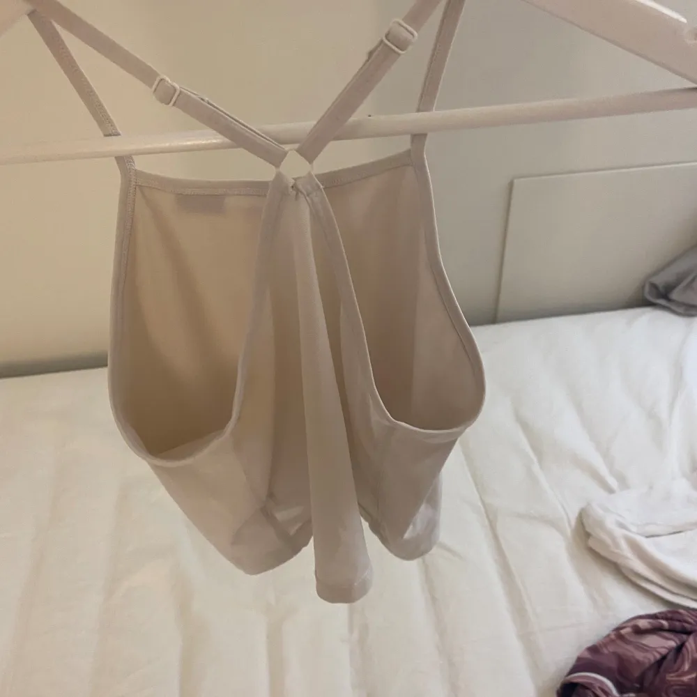 Bra skick och är använd några gånger. På ryggen är det som nät som man ser igenom. Det står ingen storlek men skulle gissa att det är xs eller xxs.. Sportswear.