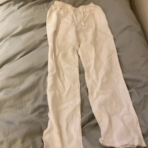 Linne byxor  - Knappt använda, bra skick . Köpt dom för 600 men säljer för 389 