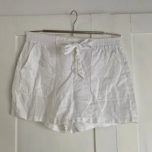 Vita linneshorts  - Vita shorts i 100% lin. 
