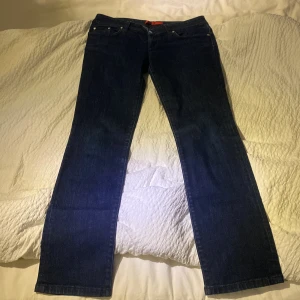 Hugo boss jeans (pris kan diskuteras) - Hugo boss jeans som knappt varit använda Inga märken, fläckar, skador osv. Jeansen är i mörkblå färg. I storlek 165-175  Pris kan diskuteras. Perfekta jeans för dagens stil Jeansen i just denna modell är svåra och få tag på. 