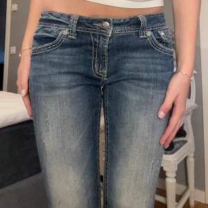 Lågmidjade Miss me jeans med superfina fickor. Säljer på grund av att de är för korta.  Innerbenslängd: 76cm midjemått (rakt över): va 39 cm.  priset går att diskutera❤️‍🔥 