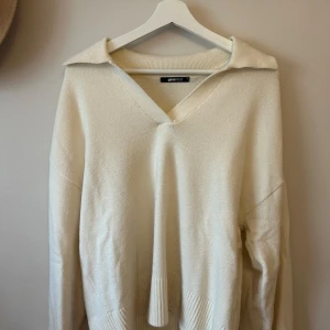 Stickad tröja från Gina Tricot - Stickad tröja från Gina Tricot i mycket bra skick. Knappt använd 