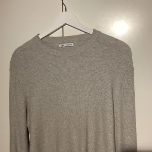 Grå zara sweatshirt  - Grå sweatshirt, bra kvalitet 
