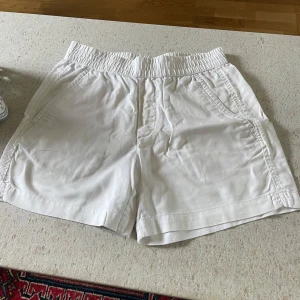 Vita linneshorts - Säljer vita linneshorts från Zara. Mycket bra skick! Nypris ca 400kr