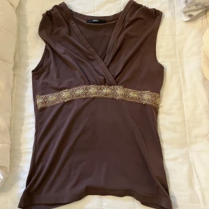 Festtopp  - Supersnygg topp köpt i Spanien med gulddetaljer, knappt använd😍
