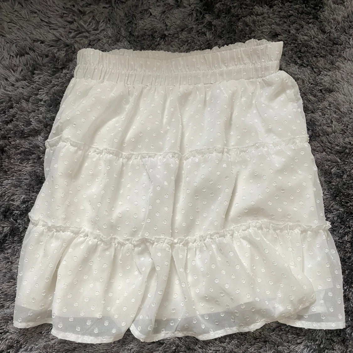 Vit prickig kjol med volang