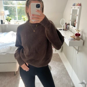 Stickad tröja - En brun snygg stickad tröja. Jättefint skick. Storlek 36! 