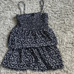 Klänning  - Passar inte, aldrig använd. Storlek M. Gina. Det är två delar så man kan ha bara kjolen eller bara linnet. Eller sätta ihop det som en klänning!