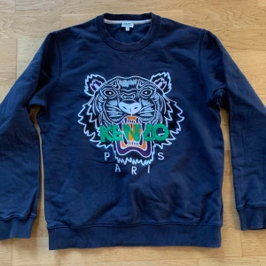 Kenzo sweatshirt strl. S - Tröjan är marinblå och i mycket fint skick.