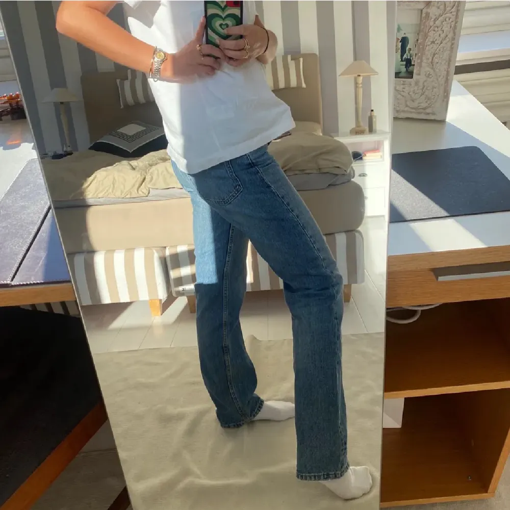 Lågmidjade zara jeans i bra skick. Köpta här på plick men kommer inte till användning. Passar mig som är 169, pris kan diskuteras. Jeans & Byxor.