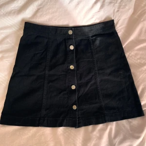  Svart jeans kjol -  En jättefin svart jeans kjol som jag inte använder längre. 