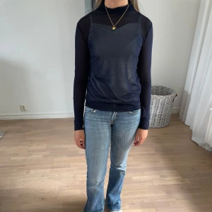 Svart polotröja - Säljer en stilren svart polotröja med långa ärmar. Perfekt för både vardag och fest. Tröjan är i ett mjukt och bekvämt material som sitter snyggt på kroppen. Passar bra till jeans eller kjol för en chic look❣️priset kan diskuteras 