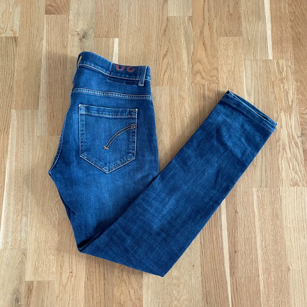 Säljer dessa stilrena Dundup Jeans! Modellen är George och storleken är 30. Riktigt bra condition utan några defekter! Nypris ca 3000kr, mitt pris 899kr. Vid minsta lilla fundering är det bara att fråga!. Jeans & Byxor.