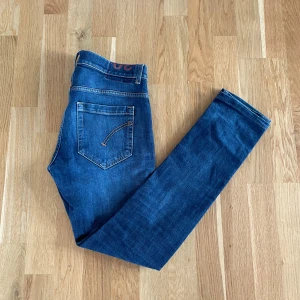 Dondup George Jeans - Säljer dessa stilrena Dundup Jeans! Modellen är George och storleken är 30. Riktigt bra condition utan några defekter! Nypris ca 3000kr, mitt pris 899kr. Vid minsta lilla fundering är det bara att fråga!