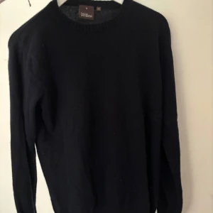 Stickad tröja från oscar jacobson - En helt ny stickad tröja frpn oscar jacobson i Storlek M. Använt 1 gång.  