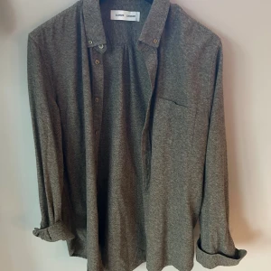 Skjorta Från Samsøe Samsøe - Tja! Säljer denna skjorta från Samsøe i storlek M, skjortan köptes för 1600kr och mitt pris är 150! Hör av dig vid minsta fråga///Max