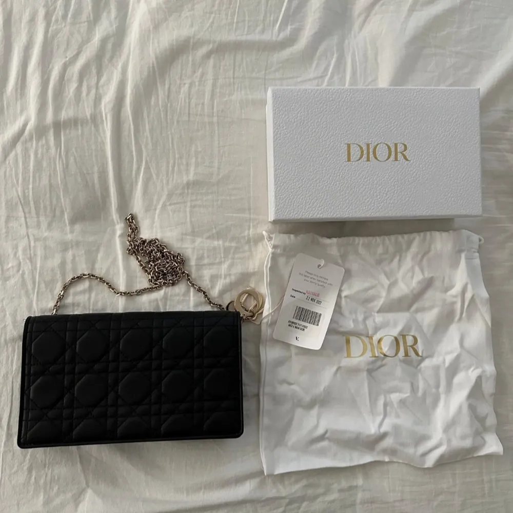 Lady Dior Pouch i svart. Kostar 22800 kr på hemsidan. Inköpt från vestiaire collective, och har kvar mejlkvitto från dem. . Väskor.