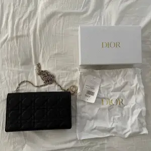 Lady Dior Pouch i svart. Kostar 22800 kr på hemsidan. Inköpt från vestiaire collective, och har kvar mejlkvitto från dem. 