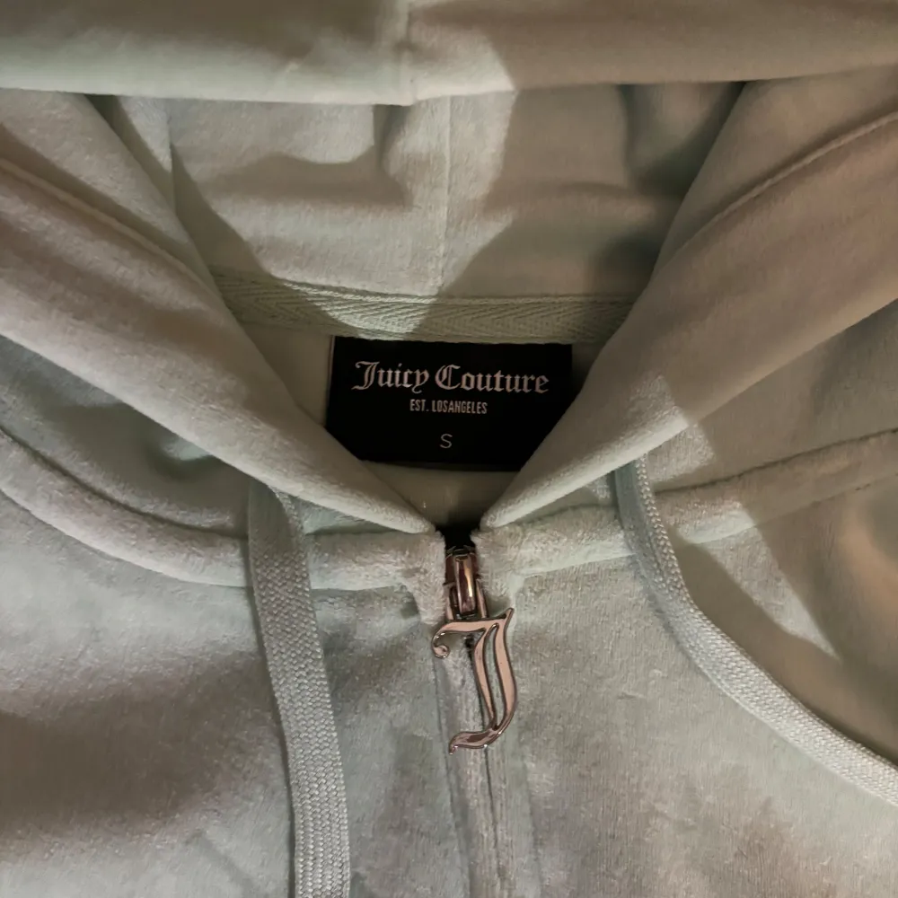 Luvtröja och långbyxor från juicy couture. Färg mintgrön i storlek S. Mycket fint skick, inga hål eller fläckar. Bara använt ett fåtal gånger. . Hoodies.