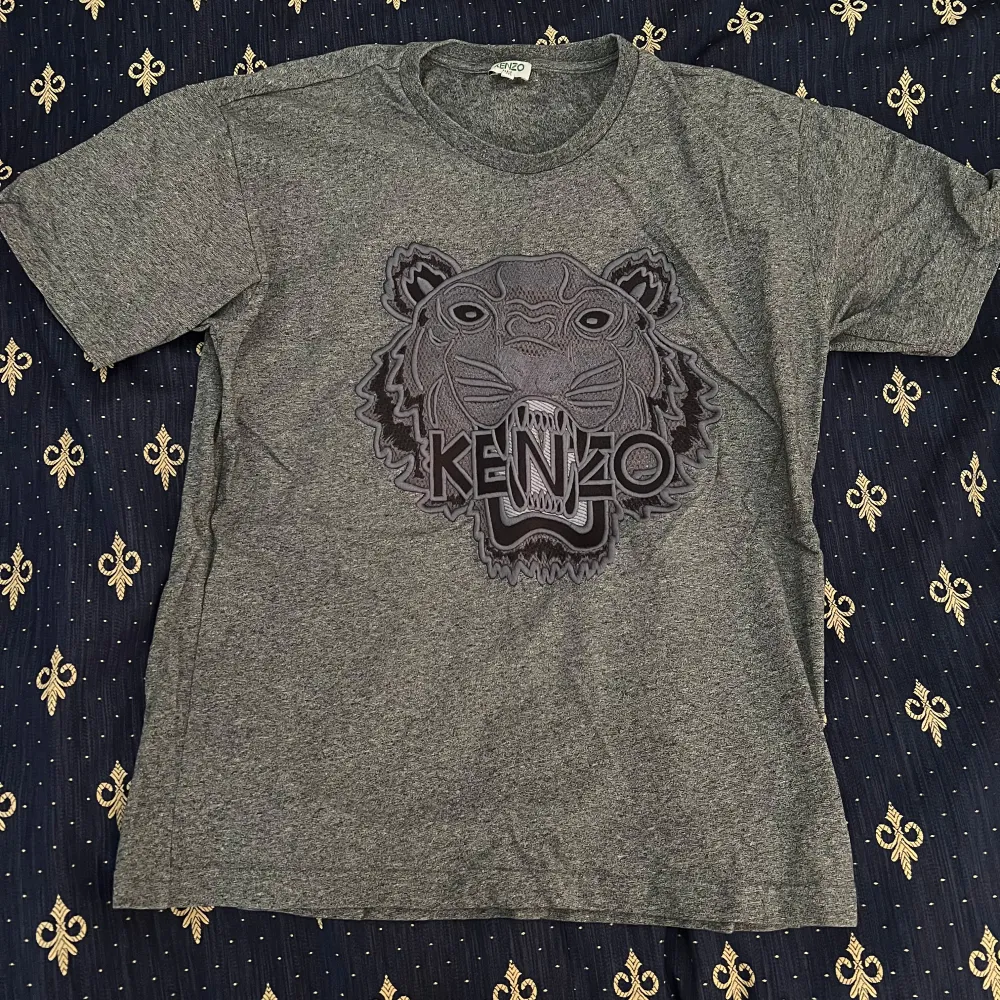 Kenzo t-shirt i mycket bra skick, använd 3 gånger . T-shirts.