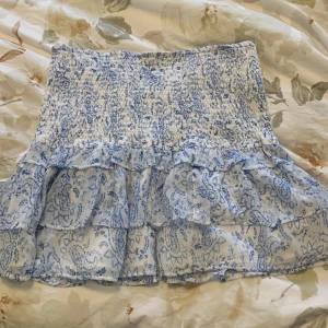 Fin kjol - En kjol från Gina jag tycker den är jätte fin att ha som en tröja till ett par blå jeans Elr nåt bra skick köpt för 350