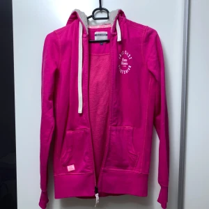 Race marine kofta - Race marine kofta med fodrad luva. Använd 1-2 ggr och är som ny. Varm och skön. 