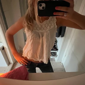 Gullig topp - Säljer denna gulliga topp i storlek 34. Hör av er vid frågor eller flera bilder 💓