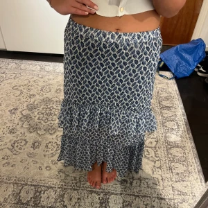 Långkjol  - Långkjol från hm Olika lager/volanger Stl s 80kr