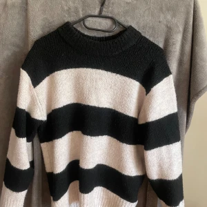 Stickad tröja - Stickad tröja från Gina tricot Young, storlek 156-164