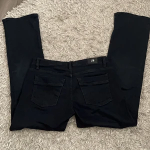 Ltb jeans valerie - Supersnygga lowwaist ltb jeans i midnattsblå. Använd cirka 3 gånger så i ganska nytt skick. Inga defekter och säljs eftersom de inte kommer till användning💕 nypris 915:-