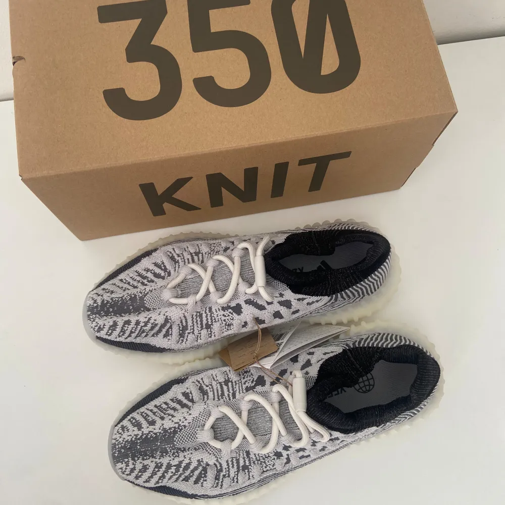 Helt nya yeezy 350s med tags kvar priset kan diskuteras vid snabb affär. Skor.