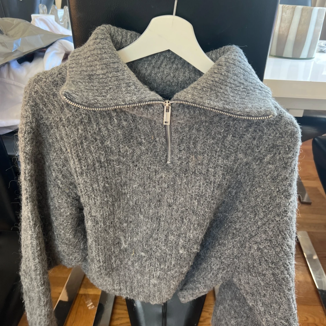 Grå stickad 
