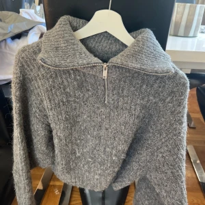 Grå stickad  - Superfin, knappt använd. Slutsåld 