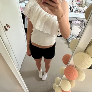 Oneshoulder - Säljer denna super söta oneshoulder toppen med prislapp kvar, alltså aldrig använd💕